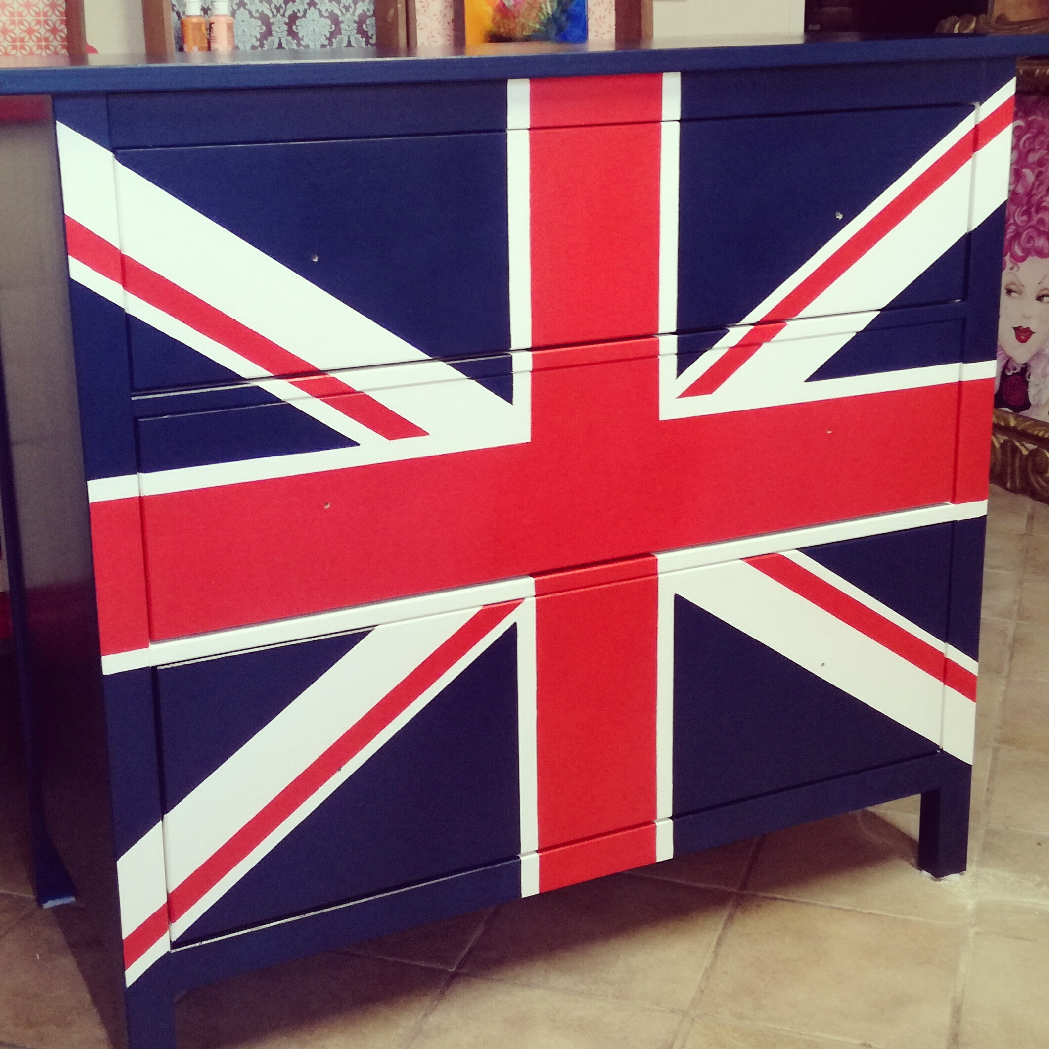 restyling cassettone con bandiera inglese